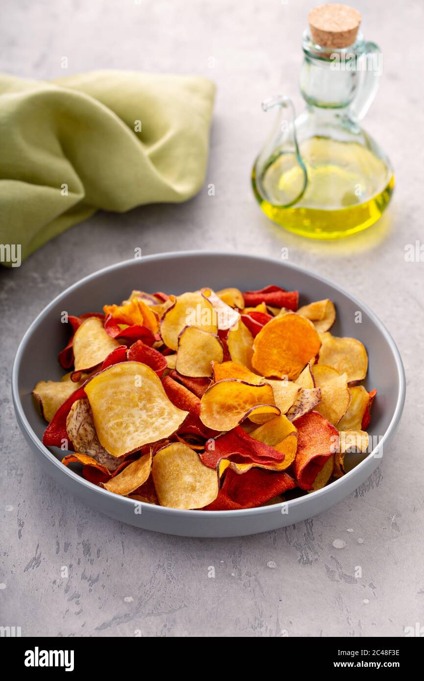 Gesunde Gemüsechips in einer großen Schüssel Stockfoto