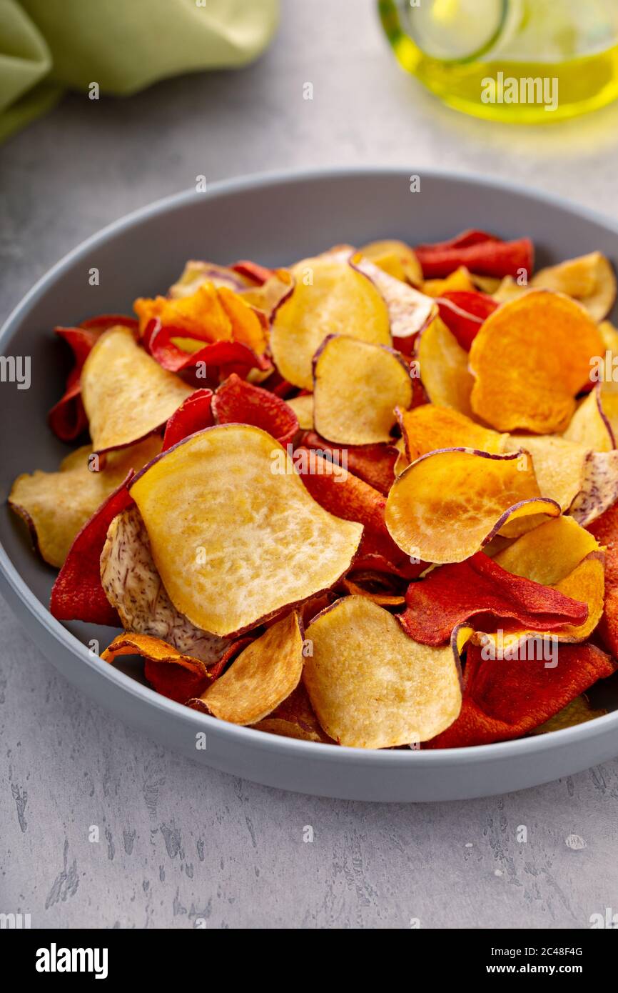 Gesunde Gemüsechips in einer großen Schüssel Stockfoto