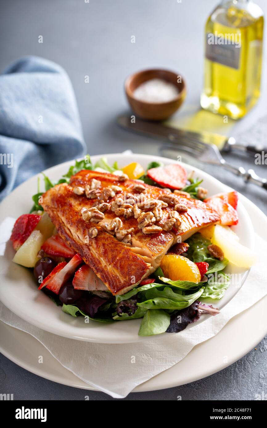 Gesund gebratener Lachs mit Obstsalat Stockfoto