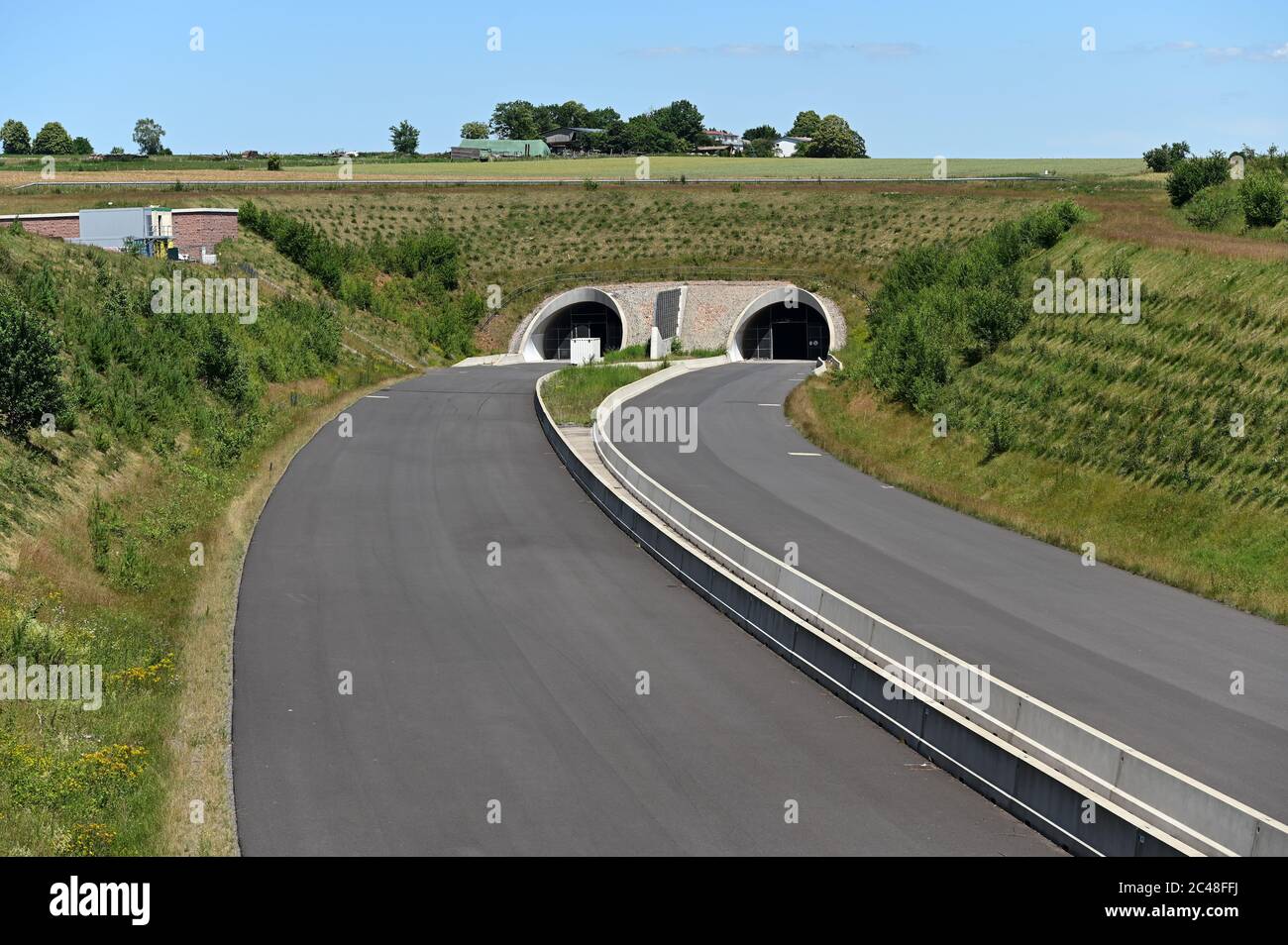 Schwalmstadt, Deutschland. Juni 2020. Blick auf die im Bau befindliche Autobahn A 49 bei Schwalmstadt. Die A49, die derzeit in ländlichen Gebieten abrupt endet, kann in Mittelhessen weiter gebaut werden. Dies wurde von Bundesrichtern beschlossen. Umweltschützer sehen in Anbetracht des grünen Lichts rot.(zur Meldung 1254 von 24.06.) Quelle: Uwe Zucchi/dpa/Alamy Live News Stockfoto