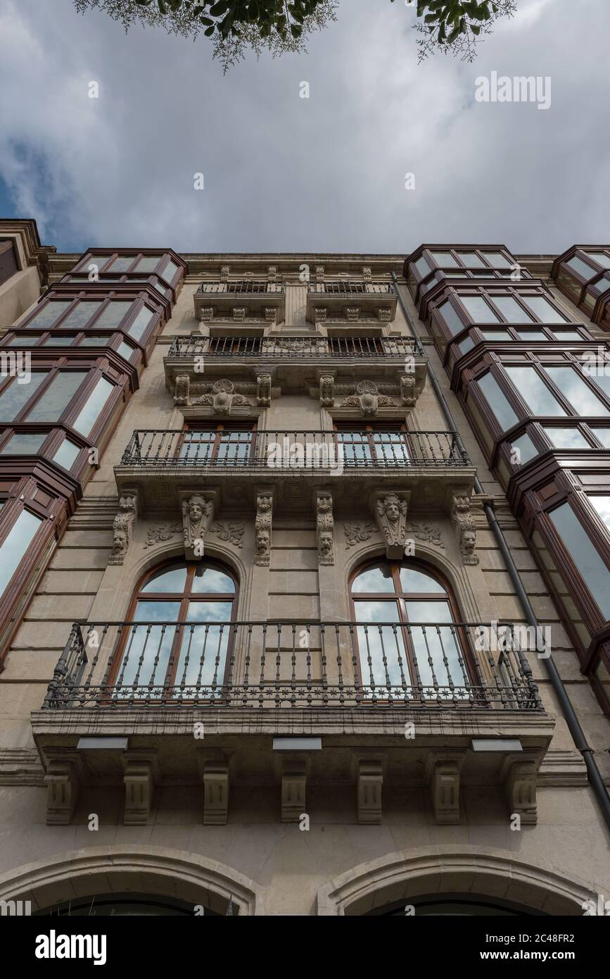 Blick auf eine Gebäudefassade im Zentrum von Bilbao, Spanien Stockfoto