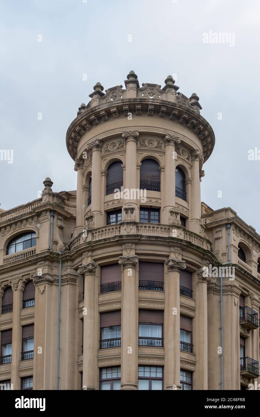 Blick auf eine Gebäudefassade im Zentrum von Bilbao, Spanien Stockfoto