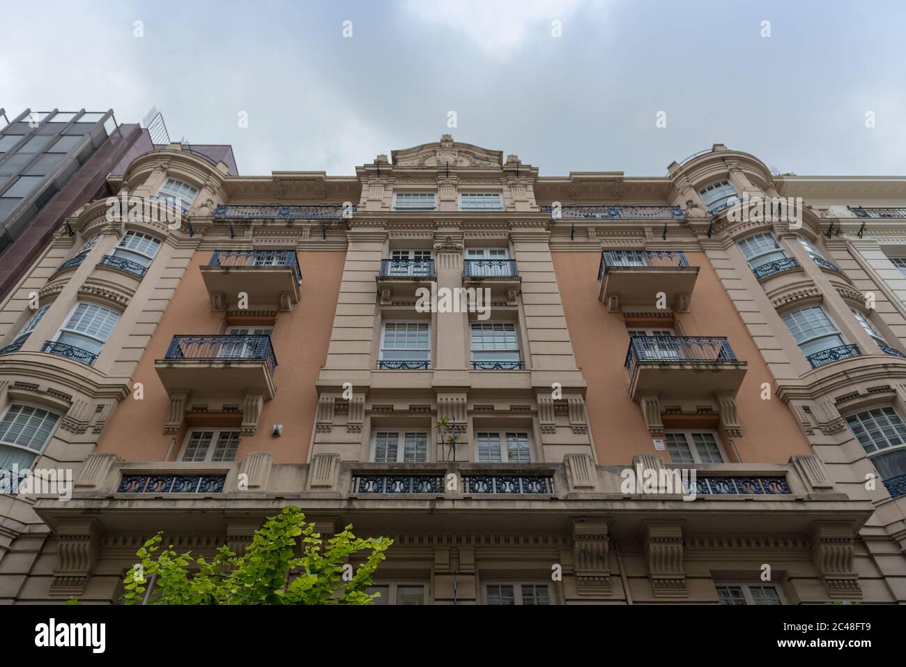 Blick auf eine Gebäudefassade im Zentrum von Bilbao, Spanien Stockfoto