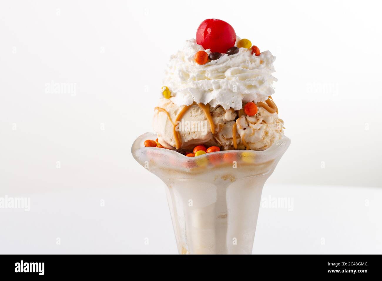 Eisbecher mit Erdnussbutter Stockfoto