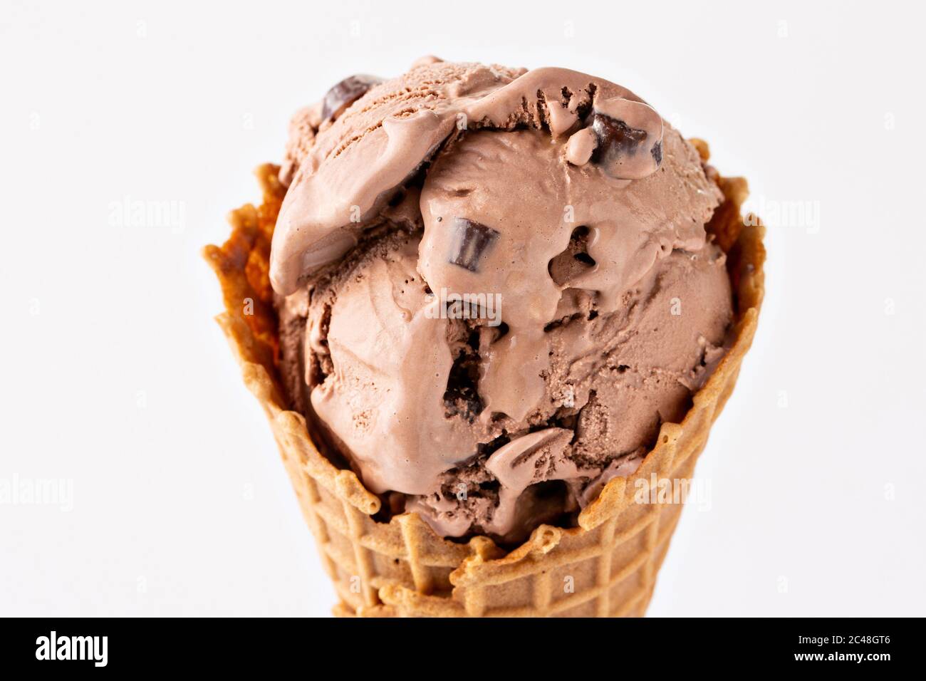 Schokoladeneis in einem Waffelkegel Stockfoto