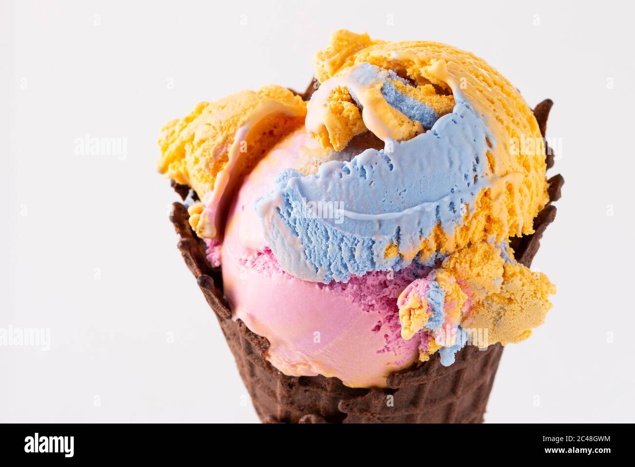 Buntes Eis in Waffelkegel Stockfoto