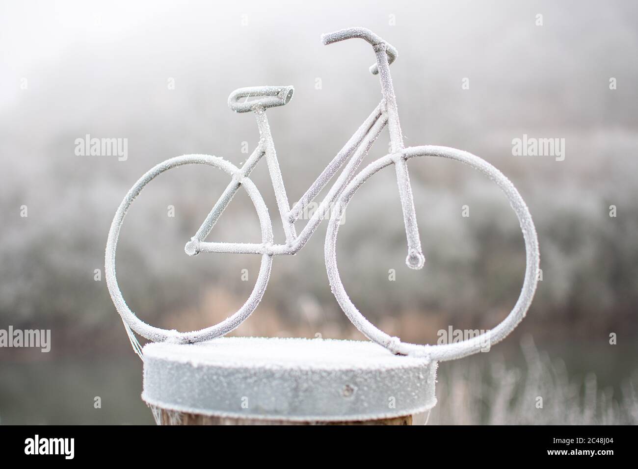 Gefrorenes Fahrrad Verkehrsschild auf einem Radweg im Winter Stockfoto