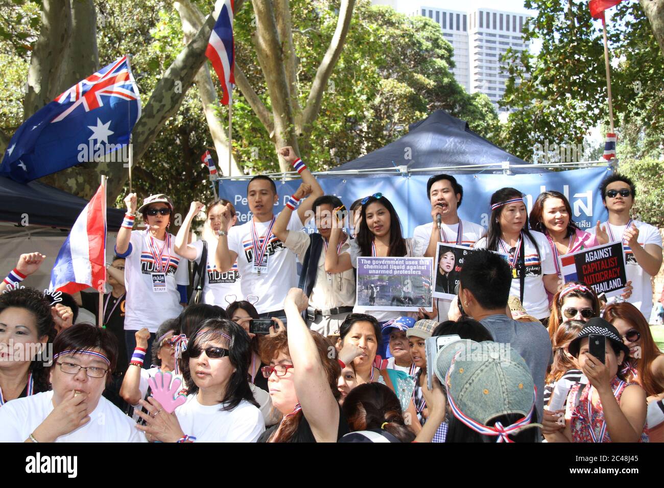 Die thailändische Bevölkerung protestiert im Belmore Park, Sydney, in Solidarität mit der ‘Occupy Bangkok’ des Demokratischen Reformkomitees (PDRC). Stockfoto