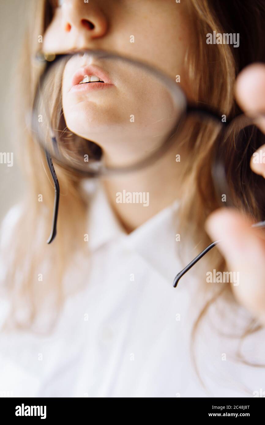 Weiche Lippen eines Mädchens durch das Glas mit einer reduzierenden Wirkung. Stockfoto