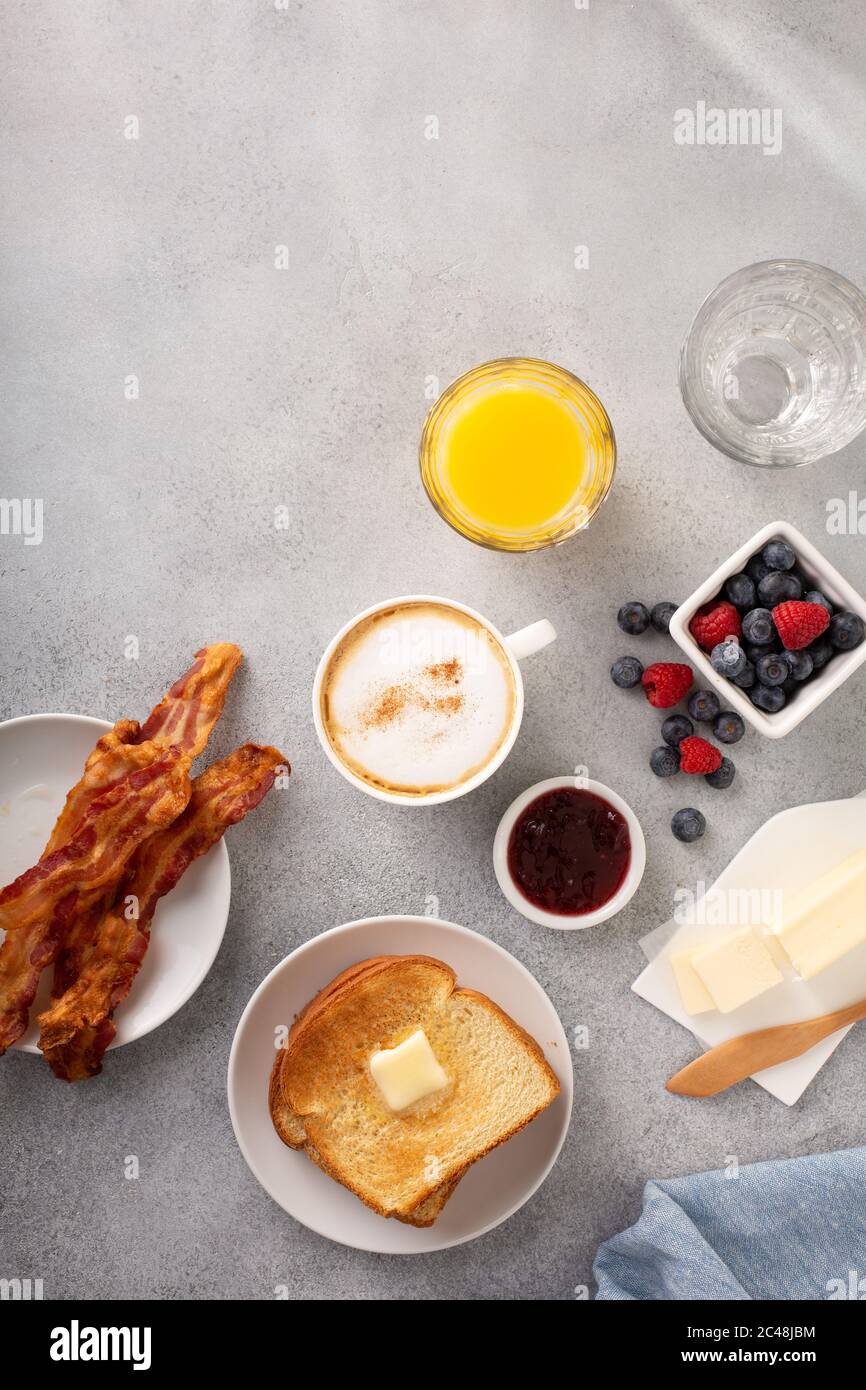 Traditionelles kontinentales Frühstück mit Toast Stockfoto