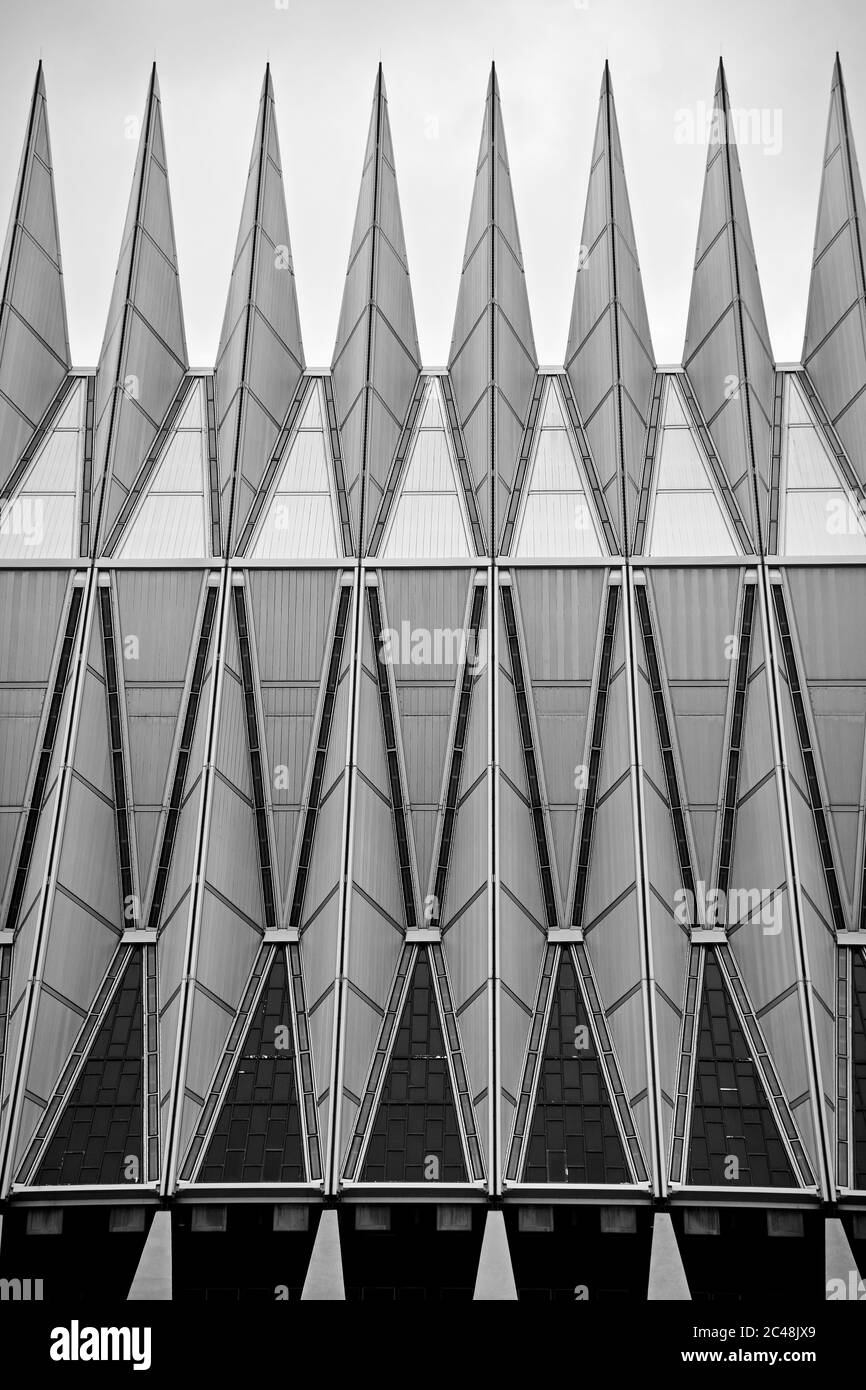 Vertikale Low-Angle-Graustufenaufnahme der berühmten Air Force Academy Cadet Chapel in den Vereinigten Staaten Stockfoto