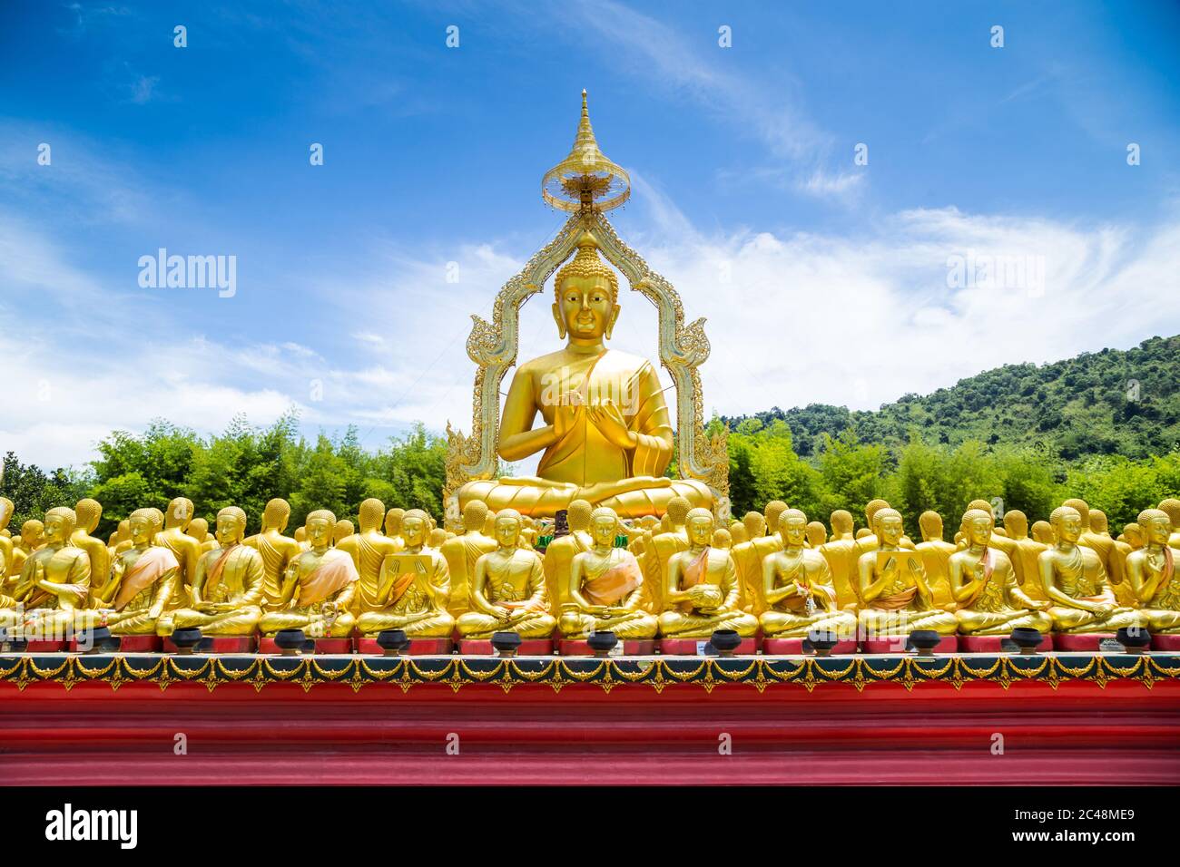 Reihe von Schüler Statuen rund um große buddha-Statue in der Öffentlichkeit, um die allgemeine öffentliche Verehrung Anbetung von Nakhon Nayok, Thailand. Stockfoto