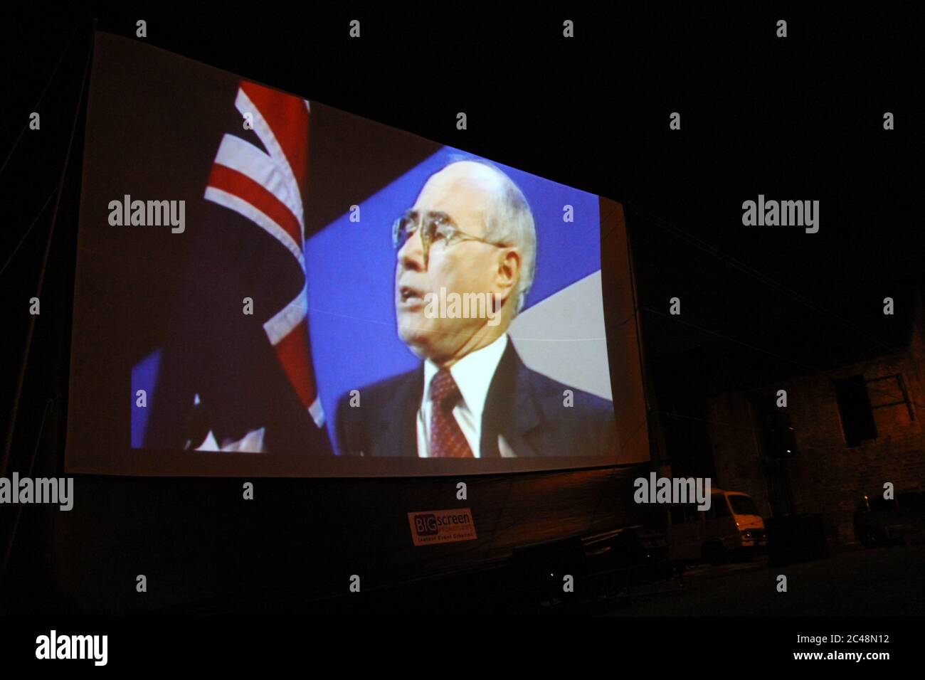 Die australische Premiere von John Pilgers ‘Utopia’ wird auf einer großen Leinwand im Freien im Block in Redfern, Sydney, gezeigt. Stockfoto