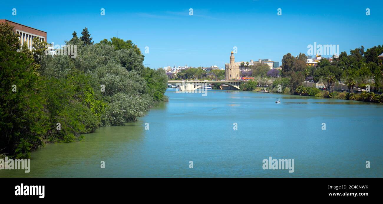 Sevilla, Provinz Sevilla, Andalusien, Südspanien. Der Guadalquivir Fluss und der Torre del Oro (Turm des Goldes) von der Brücke Los Remedios aus gesehen. Stockfoto
