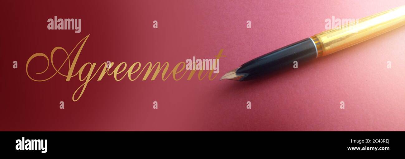 Ein Wort in goldener Tinte und altmodischer Luxusstift auf marsala-Farbpapier. Business-Konzept Stockfoto