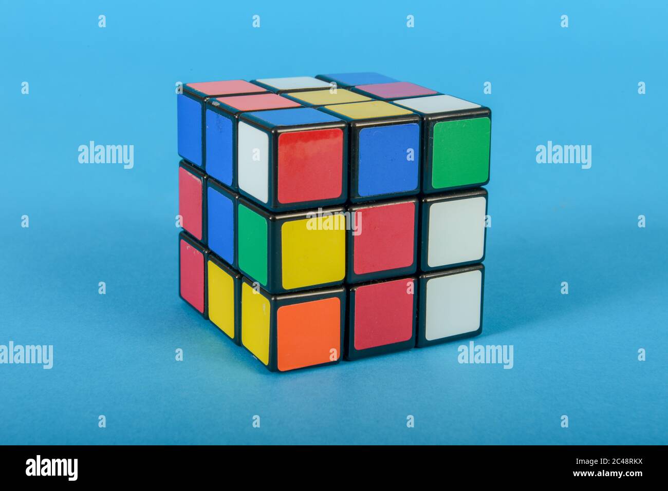 Rubik's Würfel auf blauem Hintergrund Stockfoto