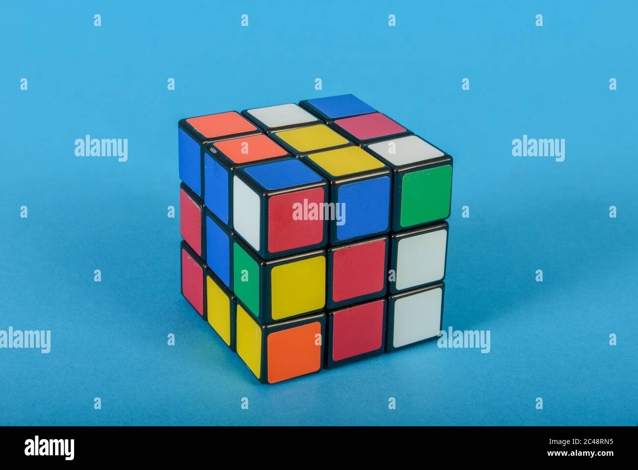 Rubik's Würfel auf blauem Hintergrund Stockfoto