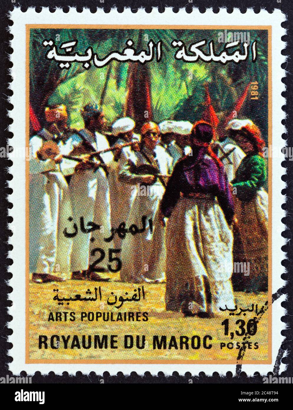 MAROKKO - UM 1981: Eine in Marokko gedruckte Briefmarke, die für das 22. Nationale Folklore-Festival in Marrakesch ausgegeben wurde, zeigt Volksmusiker, um 1981. Stockfoto