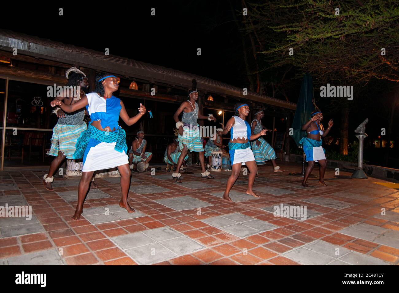 Afrikanische Tänzer in der Sarova Lion Hill Game Lodge. Nakuru Nationalpark. Kenia. Afrika. Stockfoto