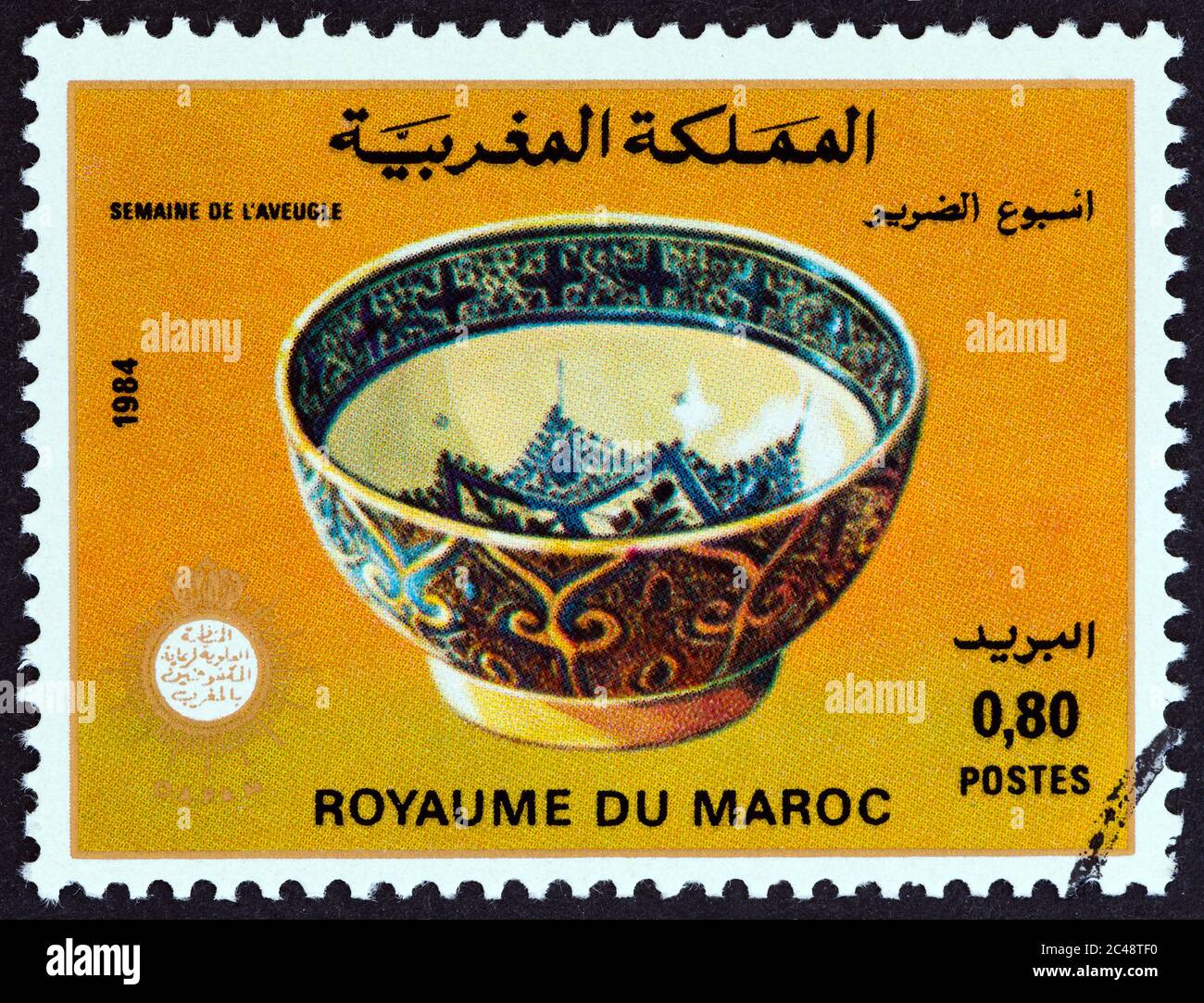 MAROKKO - UM 1984: Eine in Marokko gedruckte Marke aus der Ausgabe 'Week of the Blind' zeigt eine bemalte Schale, um 1984. Stockfoto