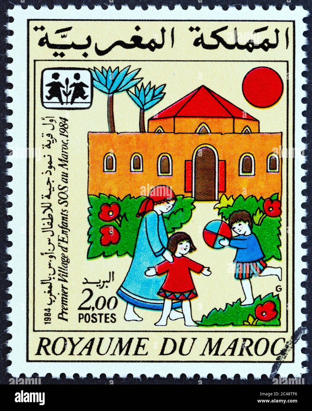 MAROKKO - UM 1985: Eine in Marokko gedruckte Briefmarke, die für die 1. Marokkanische S.O.S. ausgegeben wurde Kinderdorf zeigt SOS Kinderdorf, um 1985. Stockfoto
