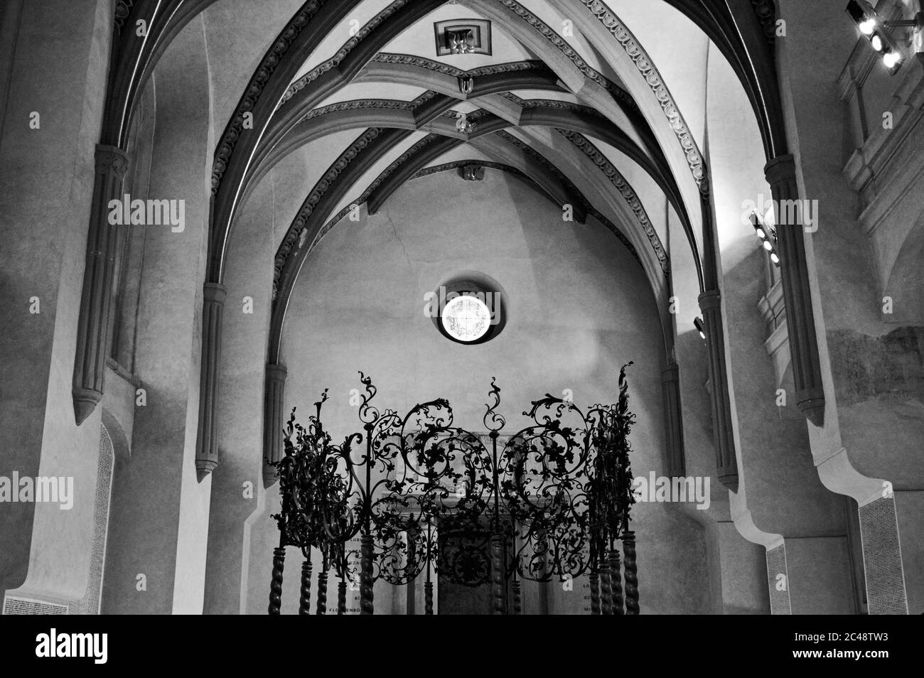 Prag, Tschechische Republik - 30. Dezember 2019: Das Innere der Klausen-Synagoge mit gewölbter Decke und verzierten Fenstern Stockfoto