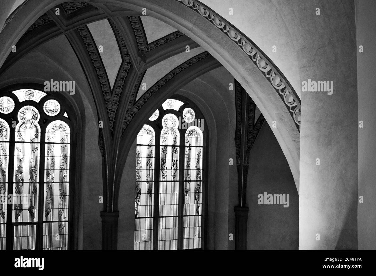 Prag, Tschechische Republik - 30. Dezember 2019: Das Innere der Klausen-Synagoge mit gewölbter Decke und verzierten Fenstern Stockfoto