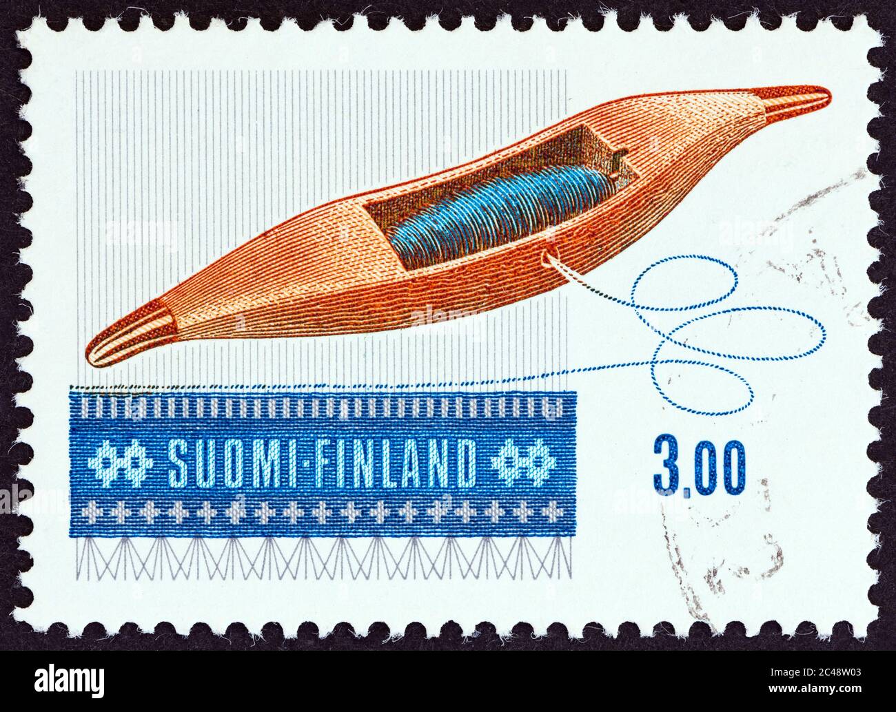 FINNLAND - UM 1979: Eine in Finnland gedruckte Marke aus der Ausgabe "Art of Weaving" zeigt den Weaving Shuttle Drive, um 1979. Stockfoto