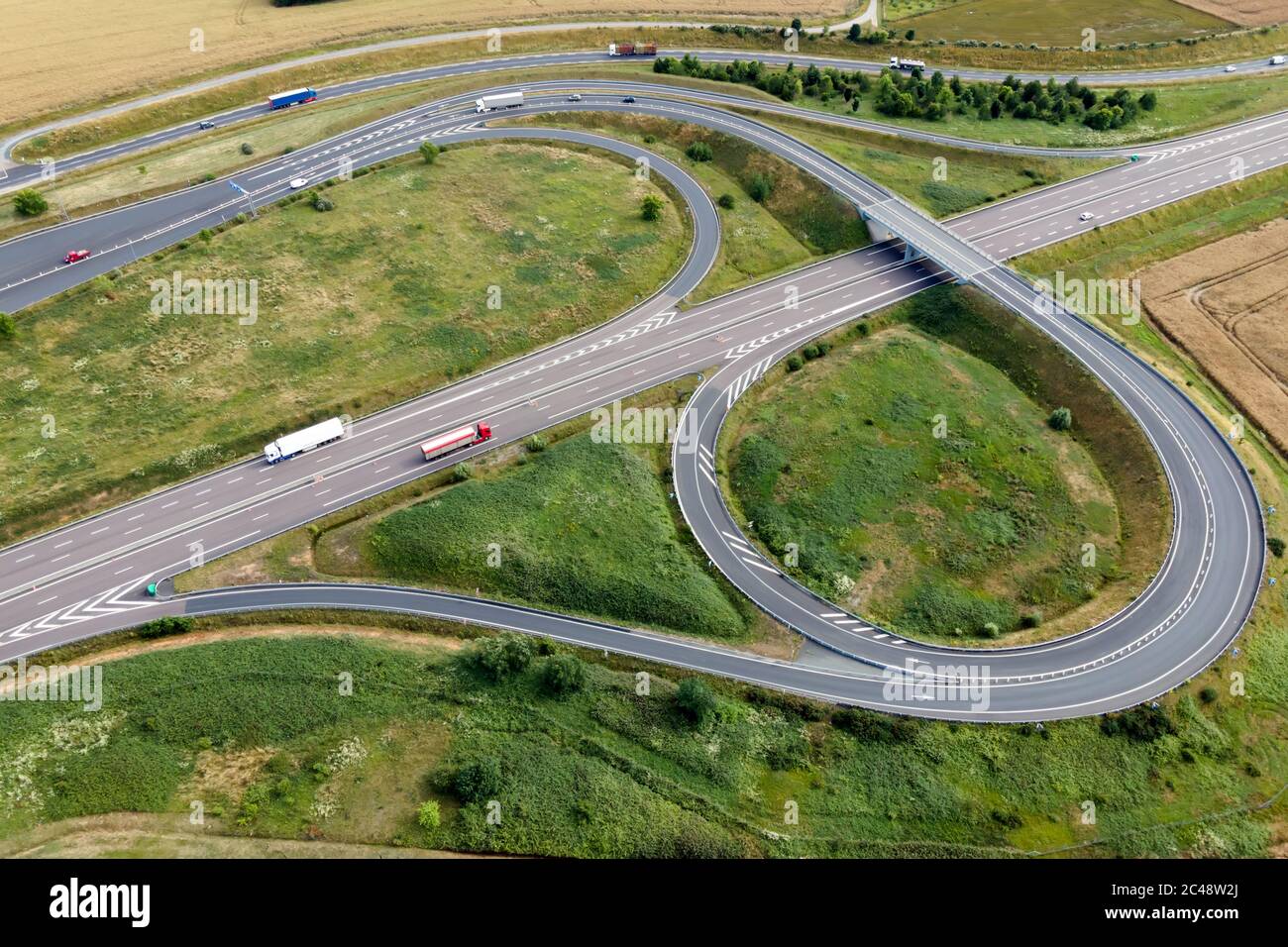 Luftaufnahme eines Autobahnkreuzes und einer Mautstation irgendwo in Frankreich Stockfoto