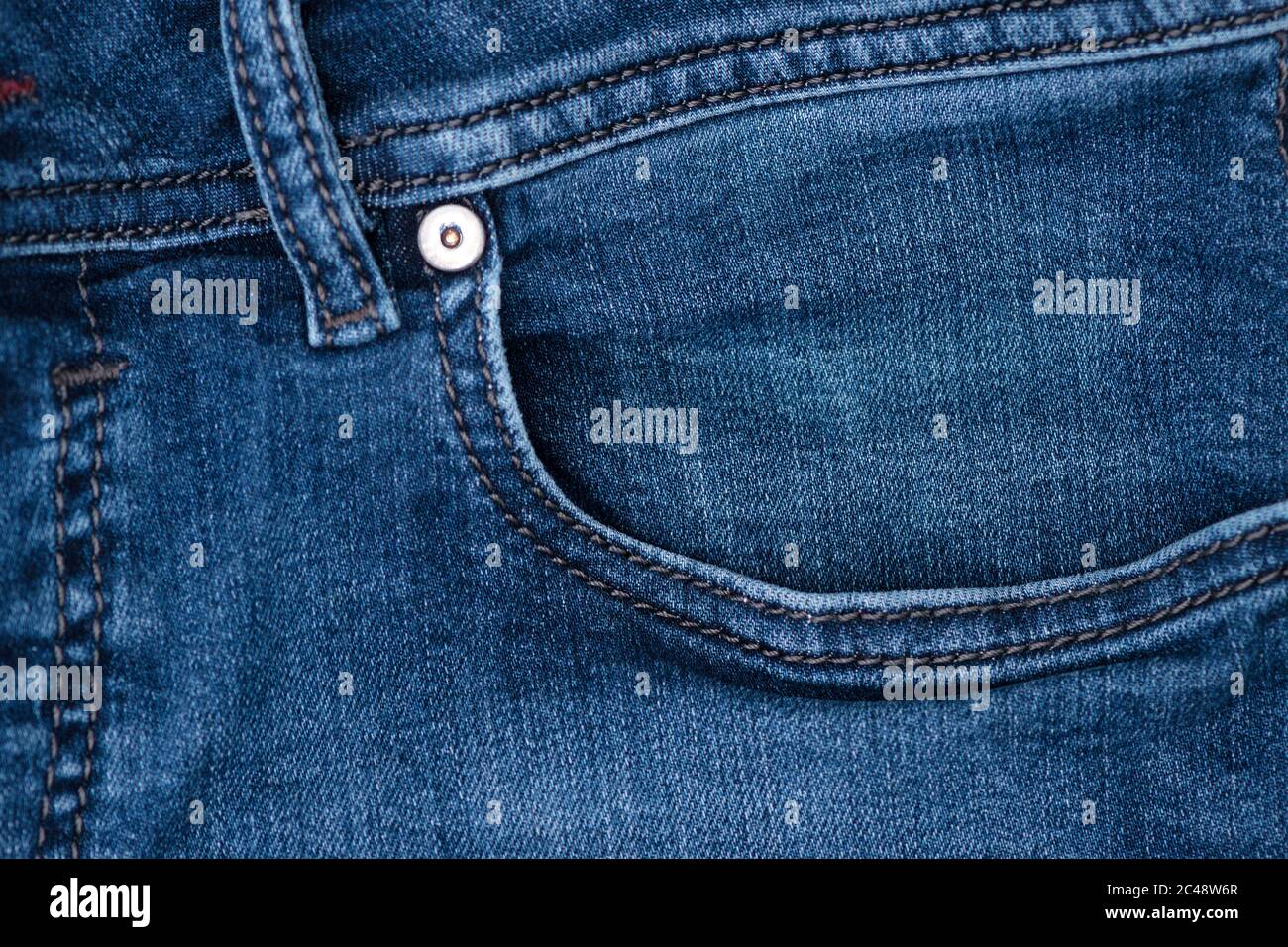 Nahansicht einer blauen Jeansteintasche mit Washed jean Stockfoto