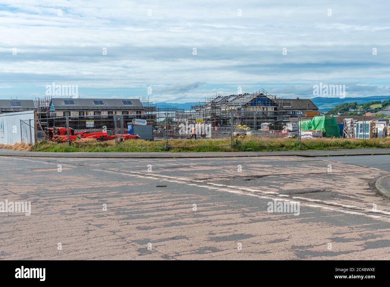 Largs, Schottland, Großbritannien - 23. Juni 2020: Baustellen in Schottland beginnen nach der Blockierung des Covid-19-Corona-Virus wieder an ihre Arbeit zu gehen. Ashleigh Builders neu Stockfoto