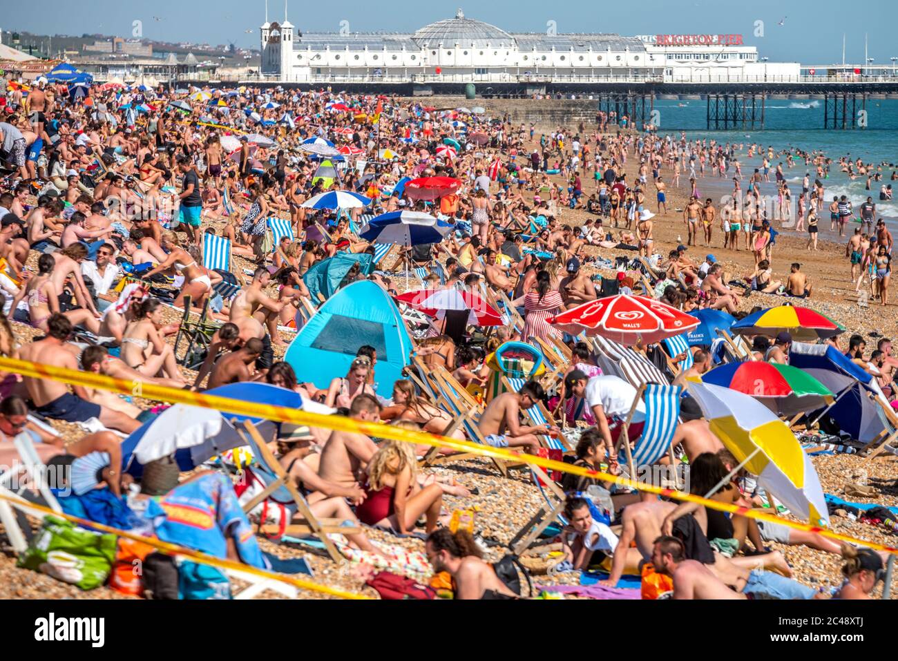 Brighton UK, 24. Juni 2020: Das unglaubliche Wetter brachte Tausende von Menschen an den Brighton Strand heute Nachmittag und soziale Distanzierung schien OV zu sein Stockfoto