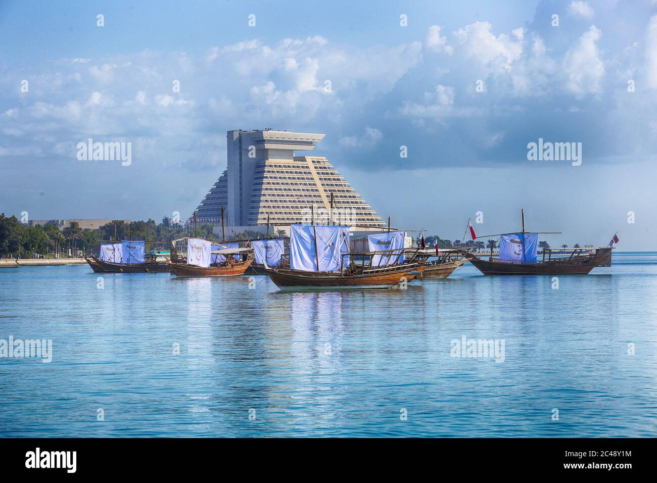 Doha, Katar Cornisch, Skyline mit Boot Stockfoto