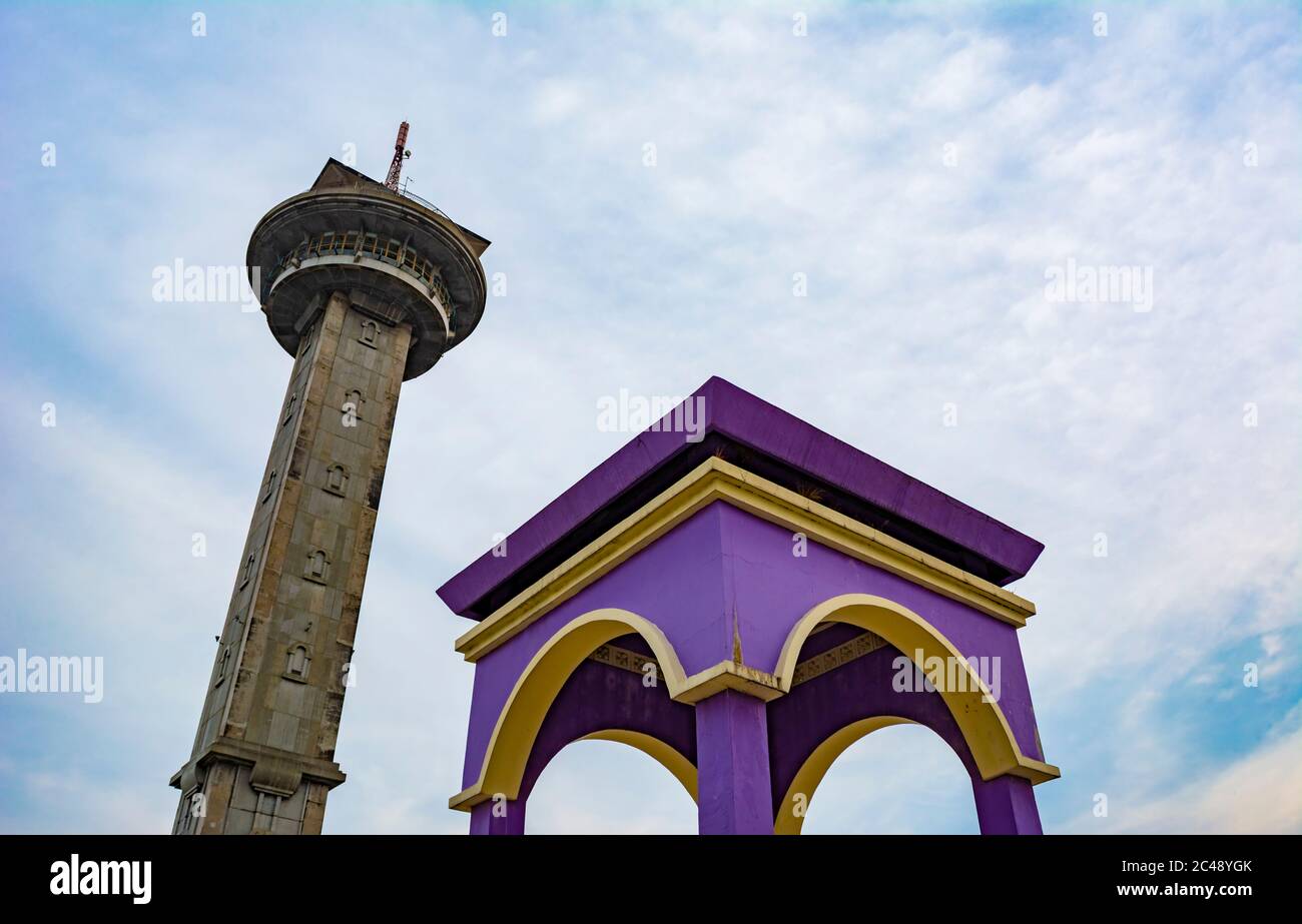 Der Turm an der Großen Moschee von Zentral-Java (Masjid Agung Jawa Tengah) in Semarang, Indonesien. Stockfoto