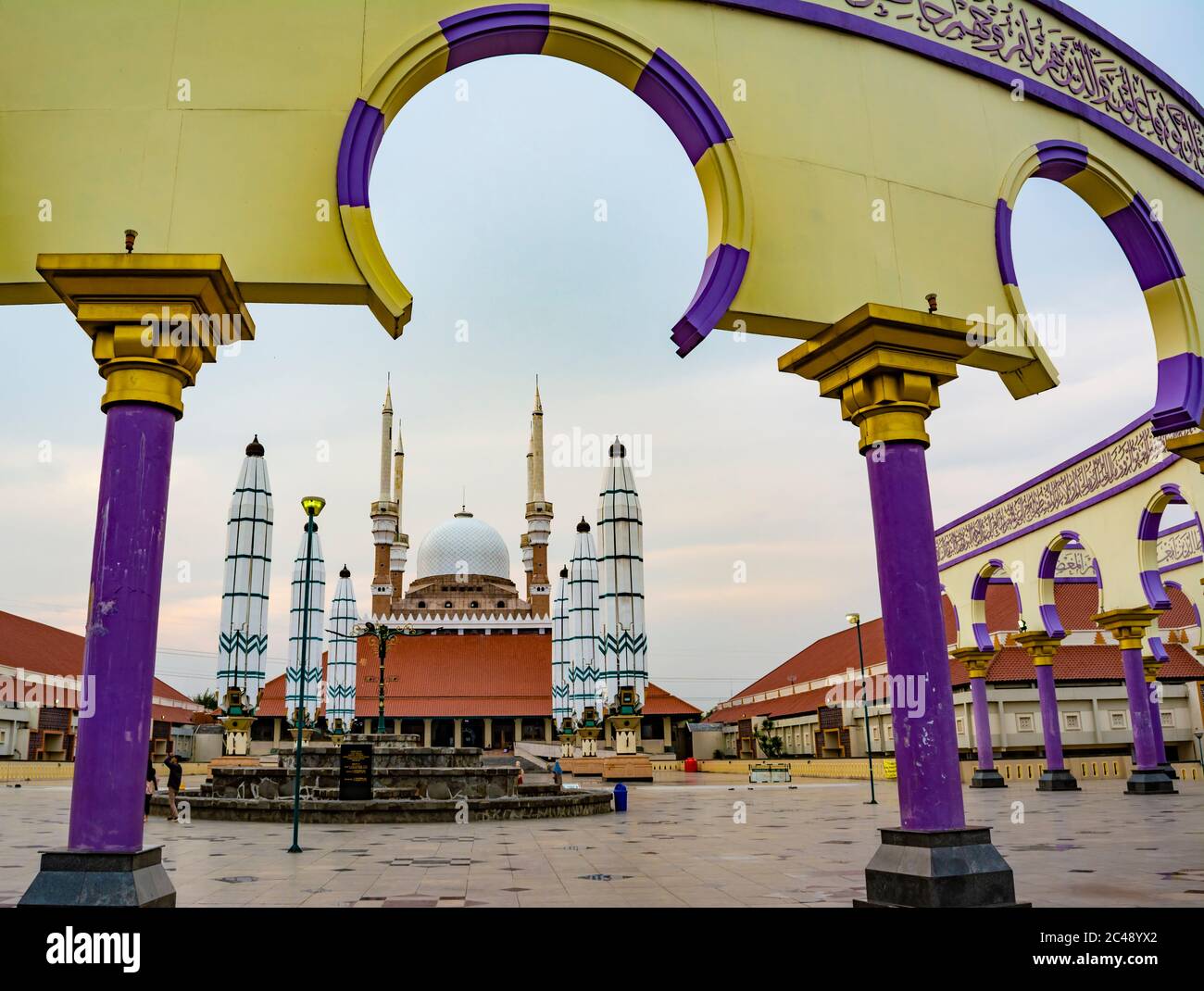 Semarang, Indonesien - CIRCA Nov 2019: Das Äußere der Masjid Agung Jawa Tengah (große Moschee von Zentral-Java). Die Wand mit arabischer Kalligraphie und ar Stockfoto