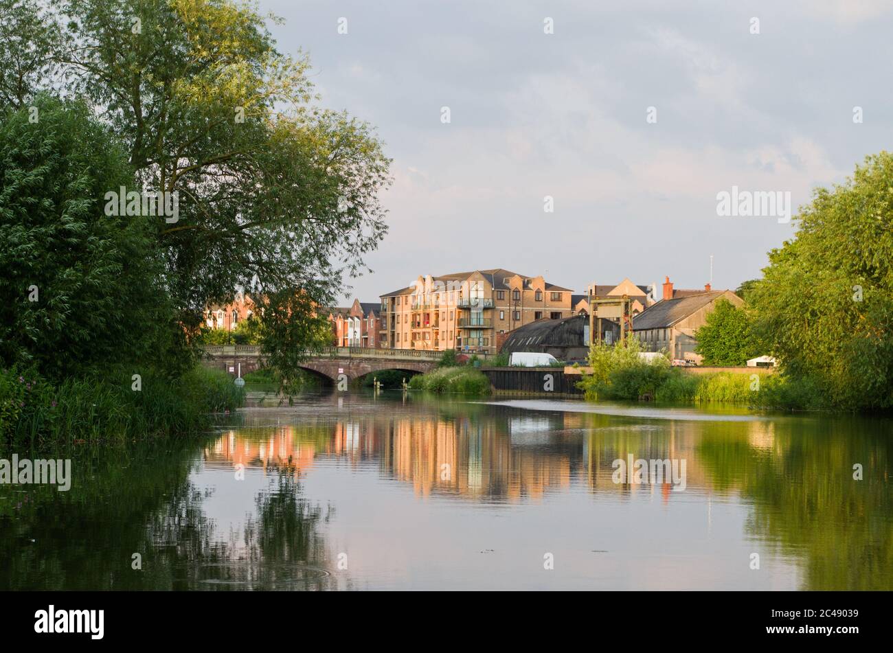Der Fluss Nene in Southbridge, Northampton, Großbritannien; Sommerabend mit Reflexionen von Gebäuden im Wasser. Stockfoto