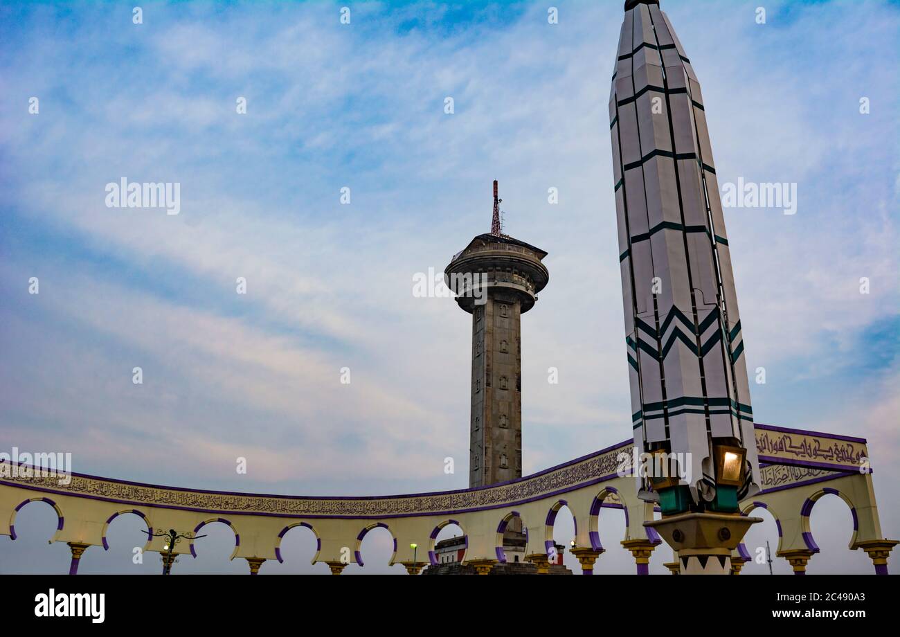 Der Turm und der hydraulische Regenschirm an der Großen Moschee von Zentral-Java (Masjid Agung Jawa Tengah) in Semarang, Indonesien. Stockfoto