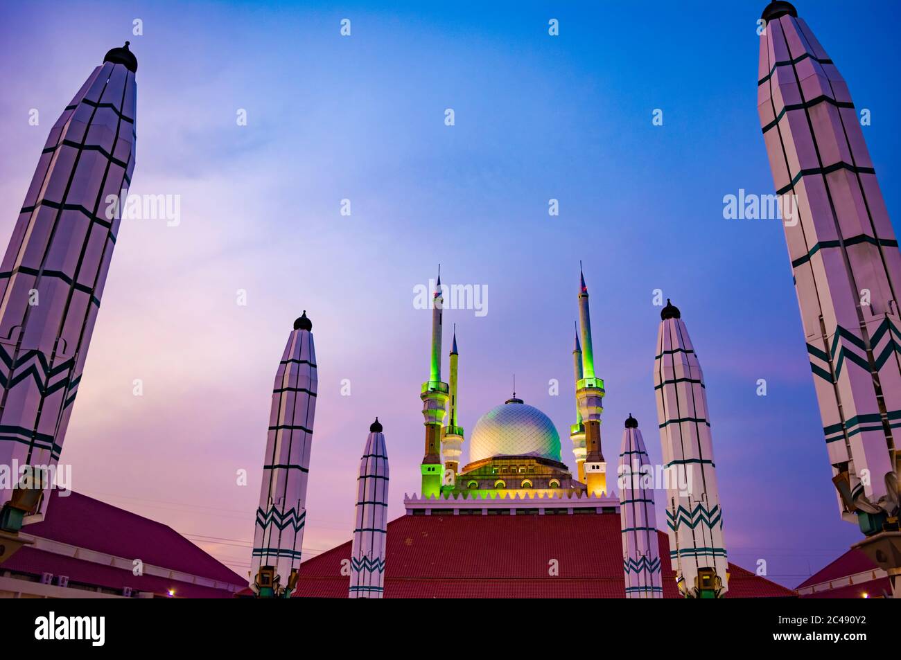 Semarang, Indonesien - CIRCA Nov 2019: Die Fassade der Großen Moschee von Zentral-Java (Masjid Agung Jawa Tengah) bei Sonnenuntergang. Stockfoto