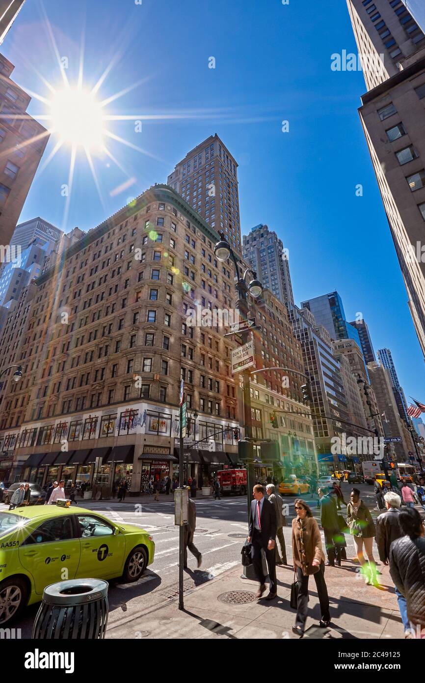 Leute, die an einem hellen, sonnigen Tag auf der Fifth Avenue spazieren gehen. Manhattan, New York City, USA. Stockfoto
