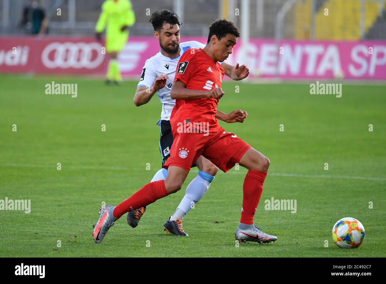 Aaron Berzel (TSV München 1860), Action, Duelle gegen Jamal MUSIALA (FCB).  Fußball 3.Liga, 35.Spieltag, Spieltage35, FC Bayern München Amateure - TSV  München 1860 2-1, am 24. Juni 2020 in München, Grünwalder Stadion.