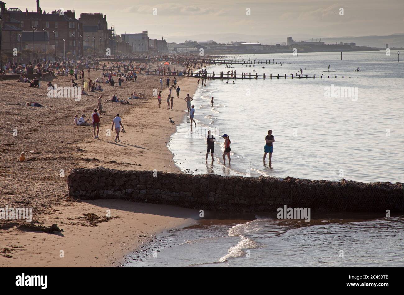 Portobello Beach, Evening, Edinburgh, Schottland, UK, Menschen genießen sich noch in Phase 2 der Coronavirus Lockdown. Stockfoto