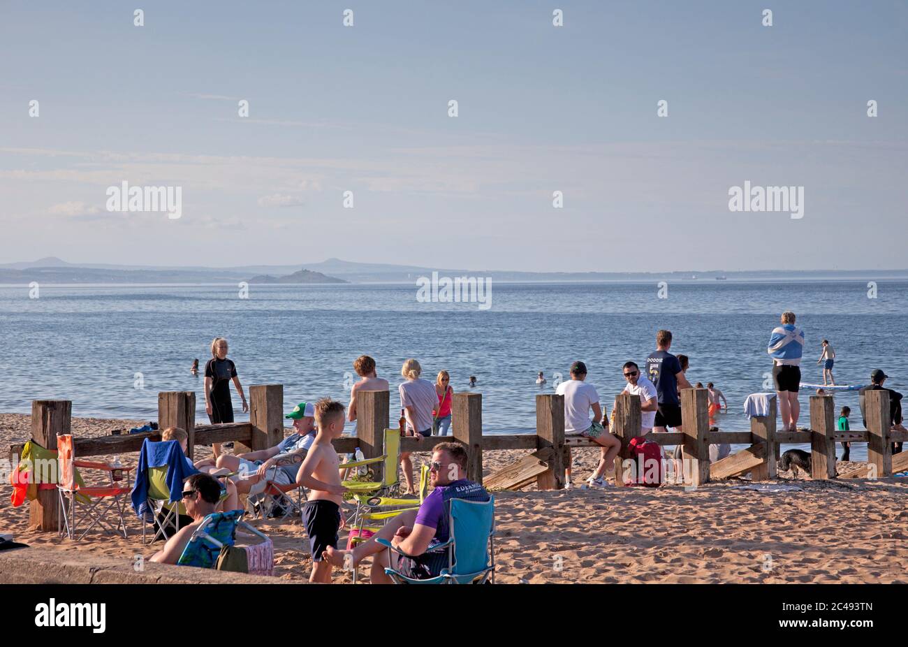 Portobello Beach, Evening, Edinburgh, Schottland, UK, Menschen genießen sich noch in Phase 2 der Coronavirus Lockdown. Stockfoto