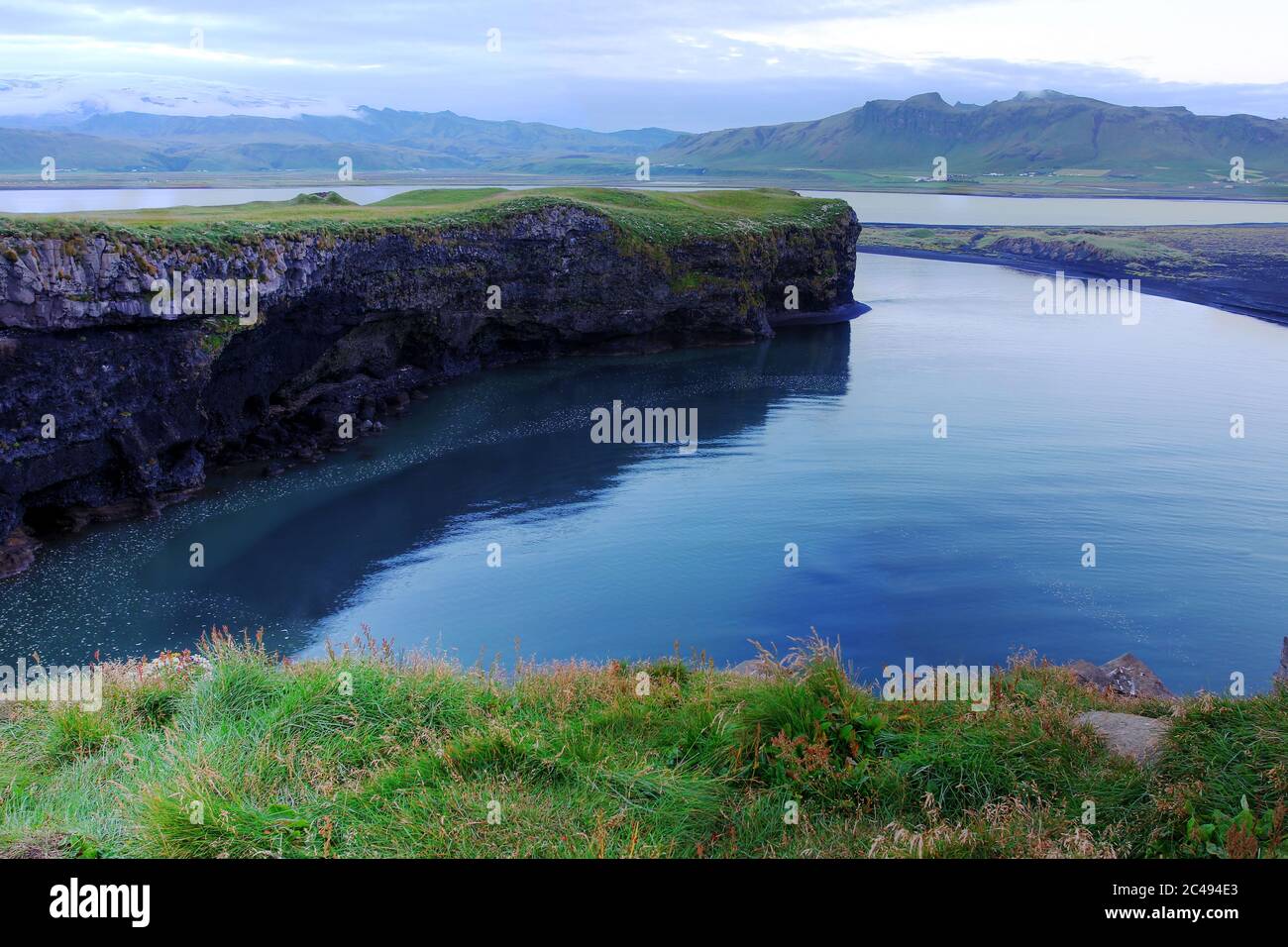 Landschaft mit Blick ins Landesinnere von den Klippen von Dyrholaey in der Nähe des Dorfes Vik im Süden Islands mit dem Vulkan Katla unter dem Mýrdalsjökull Gletscher Stockfoto