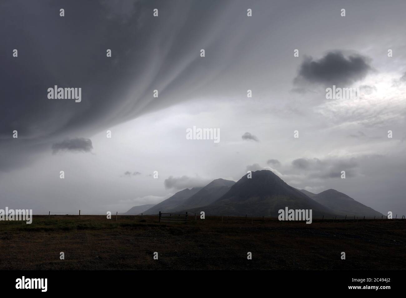 Dramatische Wolkenlandschaft über isländischer Landschaft nahe dem Skaga Fjord (Skagafjordur) im Norden Islands. Stockfoto