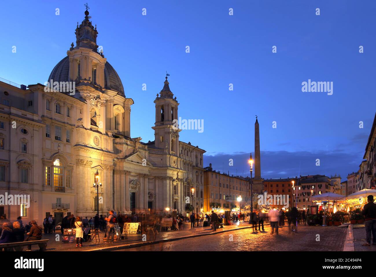 Sonnenuntergang auf der Piazza Navona in Rom, Italien mit der Kirche Sant'Agnese in Agone und dem Obelisken der Fontana dei Quattro Fiumi (der Brunnen der 4 Stockfoto