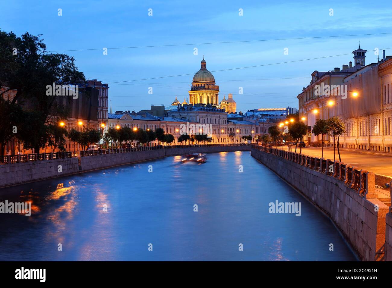 Moyka Kanal in der Innenstadt von Sankt Petersburg, Russland bei Dämmerung mit der Kuppel der Isaakskathedrale in der Skyline. Stockfoto