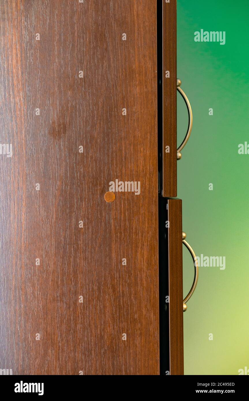 Vertikale Aufnahme der Griffe eines Kleiderschranks Stockfoto