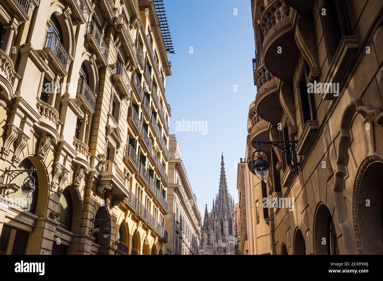Ein erster Blick auf die Kathedrale von Barcelona kann man bei einem Spaziergang entlang der Straße Dr. Joaquim Pou sehen, einem wirklich einzigartigen Aussichtspunkt, der von den Fassaden von Gebäuden eingerahmt wird Stockfoto
