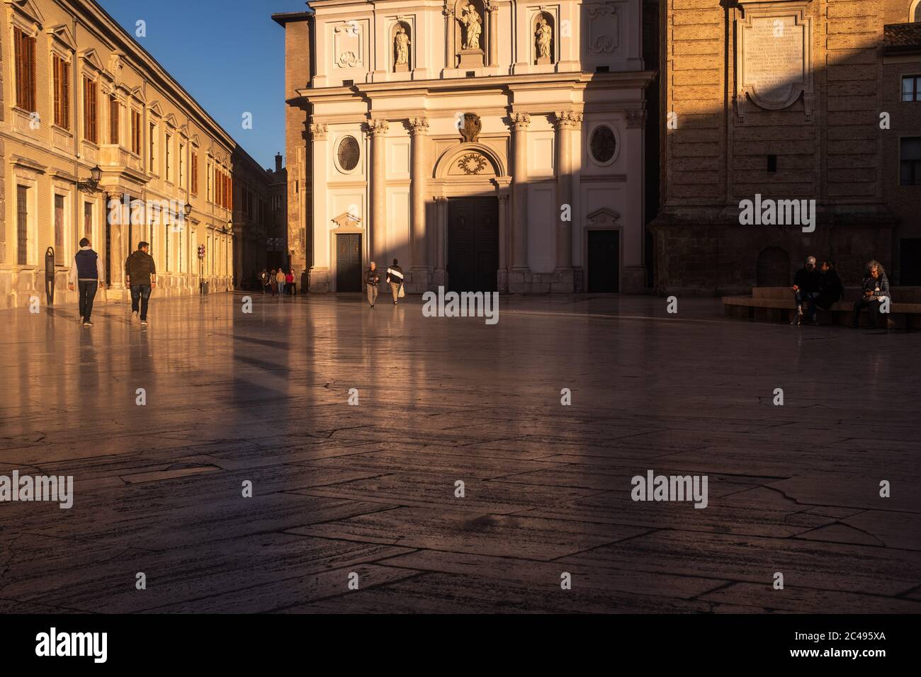 Menschen, die eine Pause machen und vor der Kathedrale von Salvador (Kathedrale des Erlösers), auch bekannt als La Seo, Zaragoza, Spanien, spazieren gehen Stockfoto