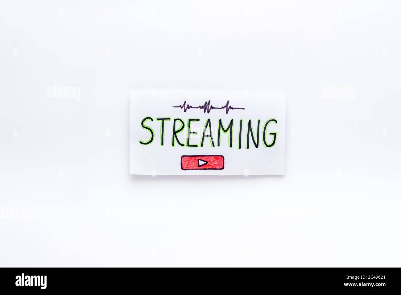 Live-Streaming-Konzept - Wörter auf Papier Tablet auf weiß Draufsicht Stockfoto